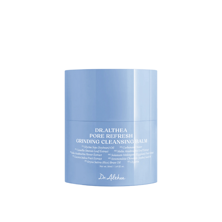 Dr.Althea Pore Refresh Grinding Cleansing Balm, pot de 50 ml avec un couvercle en plastique bleu. L'étiquette sur le pot est blanche avec le texte "Pore Refresh Grinding Cleansing Balm" et contient des ingrédients tels que Glycine Soja (Soybean) Oil, Camellia Sinensis Leaf Extract et Oryza Sativa (Rice) Bran Oil.