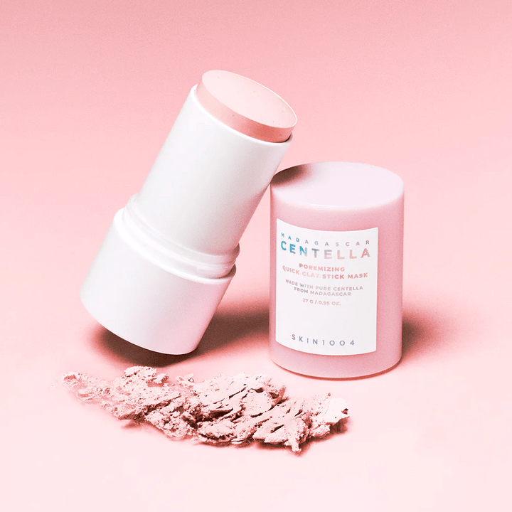 SKIN1004 Madagascar Centella Poremizing Quick Clay Stick Mask dans un emballage rose. Masque d'argile pratique en format stick pour nettoyer et minimiser les pores.