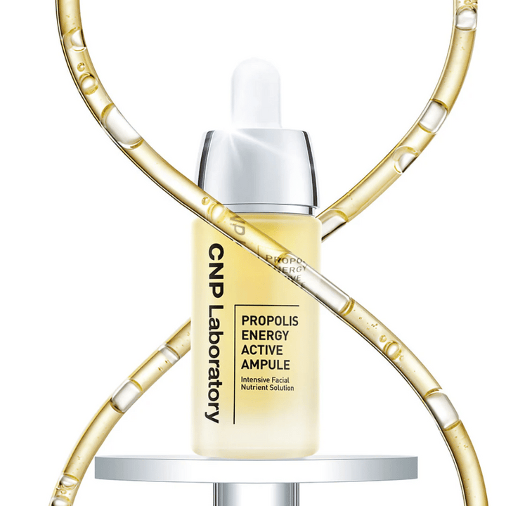 CNP Laboratory Propolis Energy Active Ampoule est un traitement facial nourrissant enrichi en extrait de propolis. Il hydrate, renforce la barrière cutanée et donne une lueur naturelle. Parfait pour les peaux sensibles et une utilisation quotidienne pour une peau saine et éclatante.