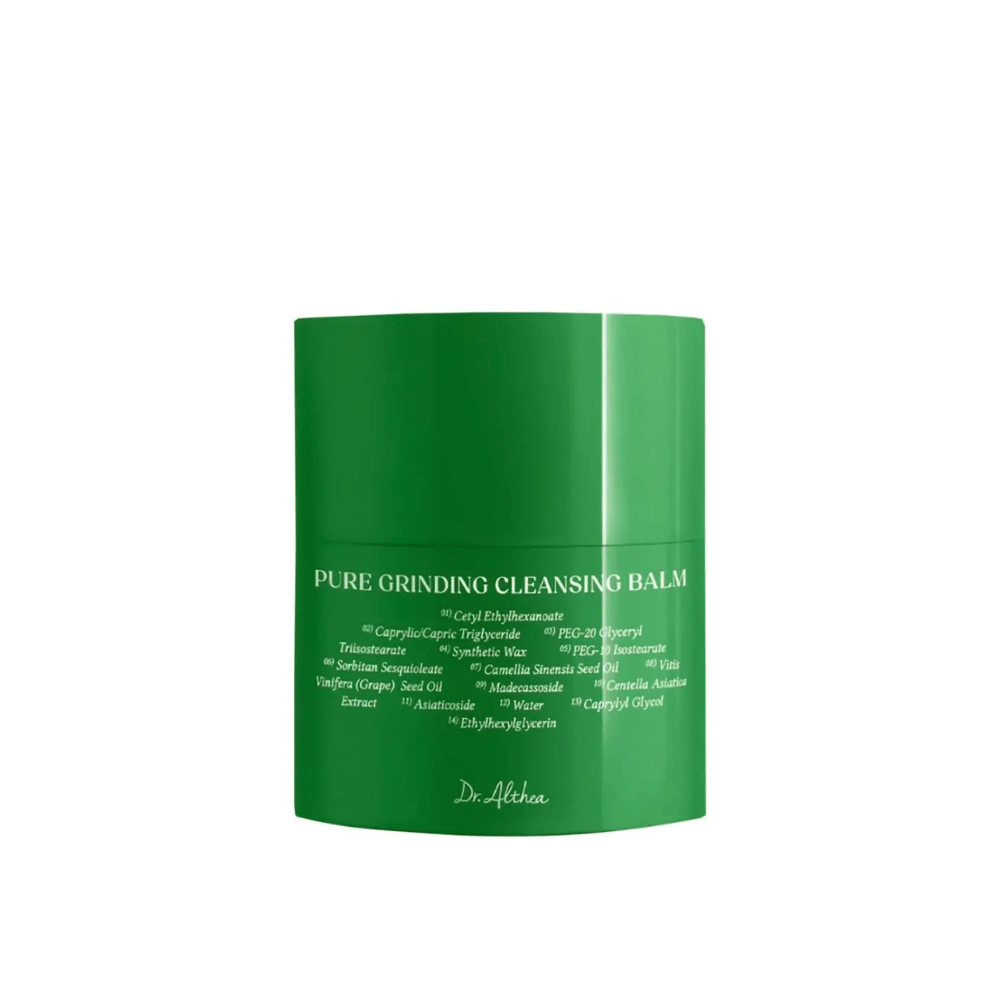 L'image montre un pot vert avec "Pure Grinding Cleansing Balm" de Dr. Althea. L'emballage est simple et élégant avec un texte blanc qui énumère les ingrédients clés tels que l'huile de pépins de raisin, l'extrait de centella asiatica et l'huile de graines de camélia. Le design transmet une sensation de soin de la peau naturel et efficace.