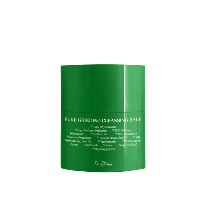 L'image montre un pot vert avec "Pure Grinding Cleansing Balm" de Dr. Althea. L'emballage est simple et élégant avec un texte blanc qui énumère les ingrédients clés tels que l'huile de pépins de raisin, l'extrait de centella asiatica et l'huile de graines de camélia. Le design transmet une sensation de soin de la peau naturel et efficace.
