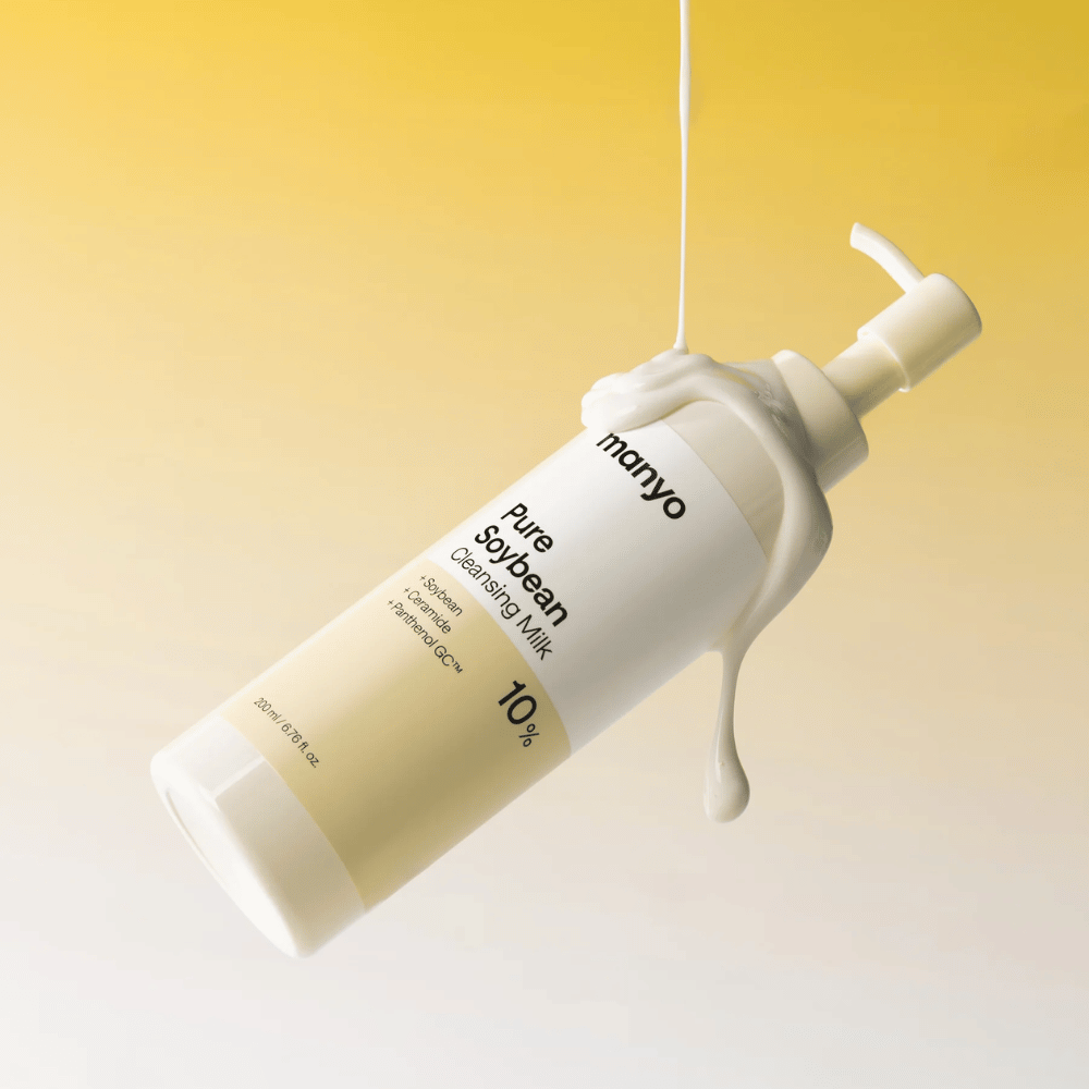 2. Ma:nyo Pure Soybean Cleansing Milk – nettoyant visage hydratant à la texture crémeuse sur fond jaune