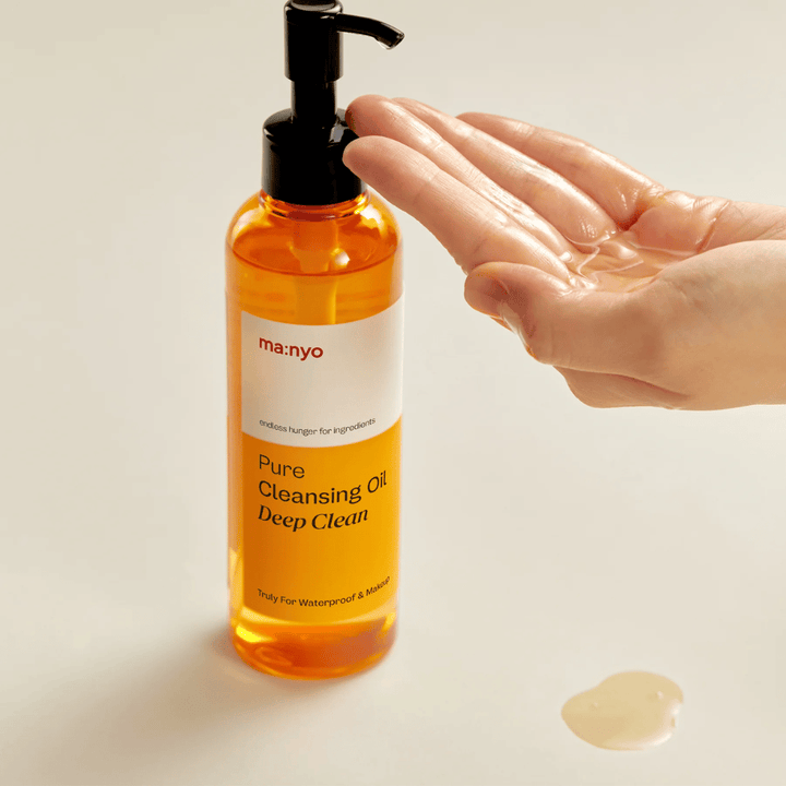 ma:nyo Pure Cleansing Oil Deep Clean appliqué dans la main – huile nettoyante douce mais puissante adaptée au double nettoyage quotidien.