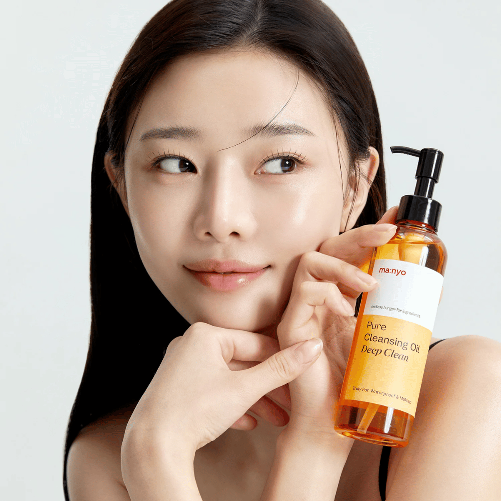 ma:nyo Pure Cleansing Oil Deep Clean – huile nettoyante profonde qui dissout efficacement le maquillage résistant à l'eau et la saleté sans dessécher la peau.