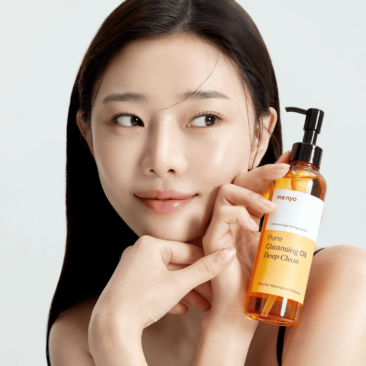 ma:nyo Pure Cleansing Oil Deep Clean – huile nettoyante profonde qui dissout efficacement le maquillage résistant à l'eau et la saleté sans dessécher la peau.