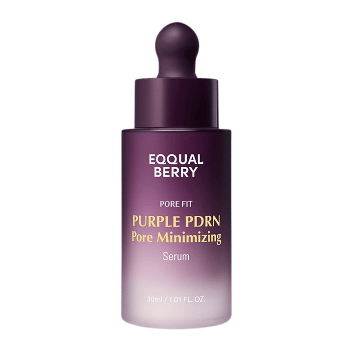 EQUAL BERRY Purple PDRN Pore Minimizing Serum dans une bouteille en verre violet avec pipette et texte blanc-jaune sur fond blanc.
