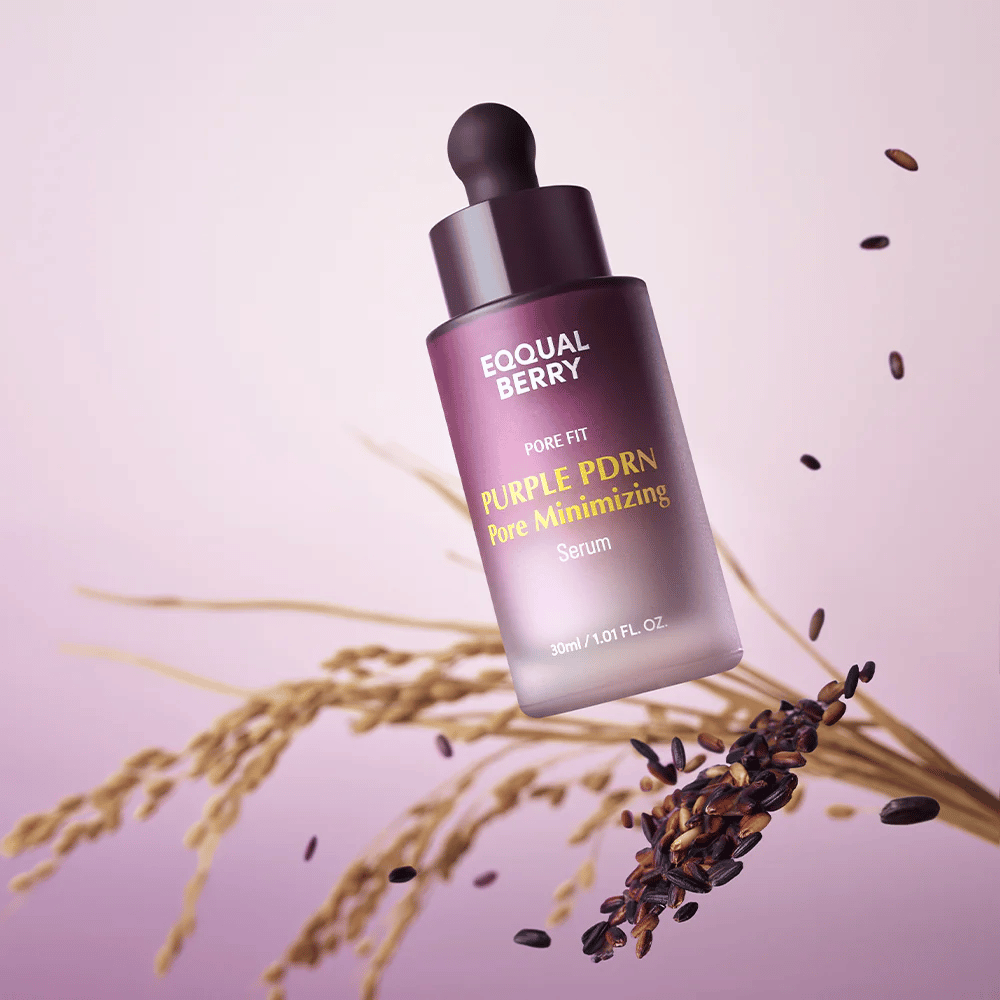 Bouteille avec Equal Berry Purple PDRN Pore Minimizing Serum flottant sur fond violet, entourée de grains de riz noirs et de brins de riz.