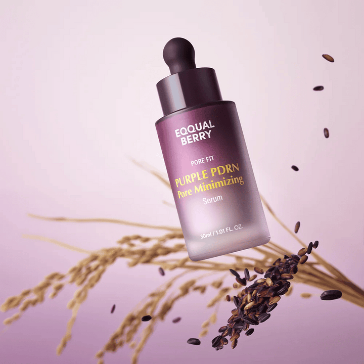 Bouteille avec Equal Berry Purple PDRN Pore Minimizing Serum flottant sur fond violet, entourée de grains de riz noirs et de brins de riz.