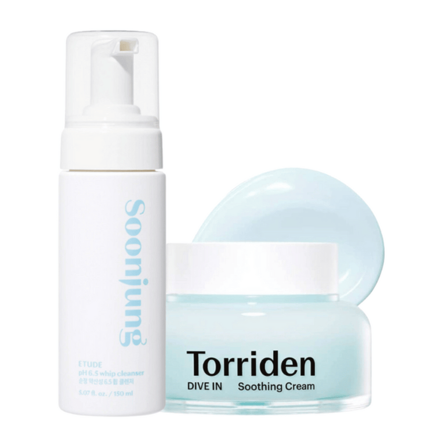 Kit de soin de la peau qui contient une bouteille blanche avec une pompe, marquée "Soonjung", et un pot au contenu bleu clair, marqué "Torriden Dive In Soothing Cream". La bouteille est de 150 ml et présente un design épuré et minimaliste. Le pot est transparent et montre une crème apaisante bleu clair.