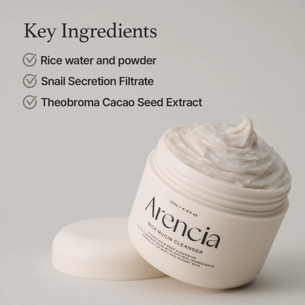 Pot avec Arencia Rice Mucin Cleanser, ouvert et rempli d'un nettoyant crémeux et blanc. Le texte répertorie les ingrédients clés : eau et poudre de riz, filtrat de sécrétion d'escargot et extrait de graines de cacao.