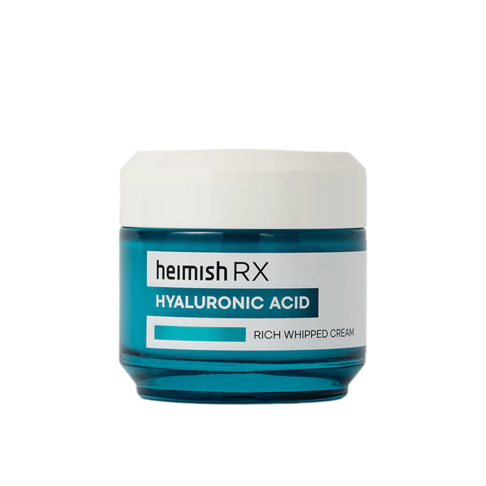 Heimish RX Hyaluronic Acid Rich Whipped Cream dans un pot en verre bleu élégant avec un couvercle blanc. Une crème pour le visage nourrissante avec de l'acide hyaluronique pour une hydratation intense et une peau douce et pulpeuse.