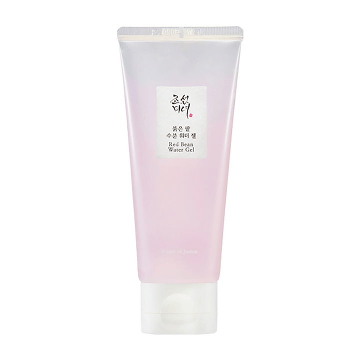 L'image montre un tube de "Red Bean Water Gel" de Beauty of Joseon. Le produit a un emballage de couleur rose pâle et semble être un produit de soin de la peau avec des haricots rouges, ce qui peut suggérer qu'il a des propriétés pour améliorer la texture et l'éclat de la peau.