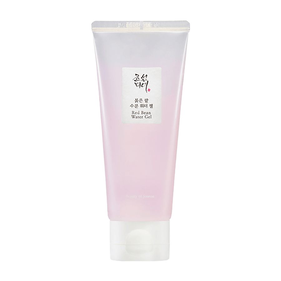 L'image montre un tube de "Red Bean Water Gel" de Beauty of Joseon. Le produit a un emballage de couleur rose pâle et semble être un produit de soin de la peau avec des haricots rouges, ce qui peut suggérer qu'il a des propriétés pour améliorer la texture et l'éclat de la peau.