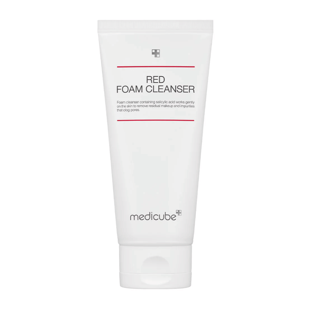Image du produit sur Medicube Red Foam Cleanser dans un tube blanc avec des lignes rouges et du texte noir, debout droit sur un fond blanc.
