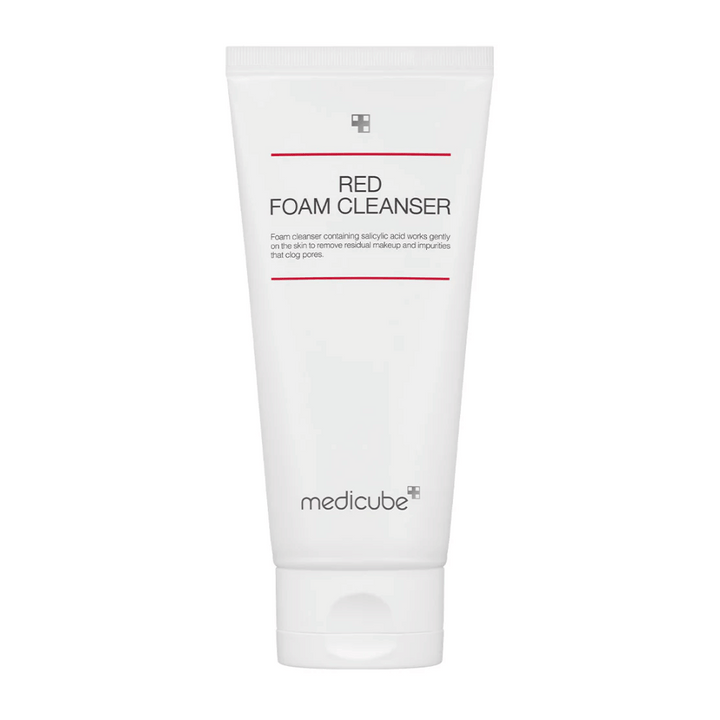 Image du produit sur Medicube Red Foam Cleanser dans un tube blanc avec des lignes rouges et du texte noir, debout droit sur un fond blanc.
