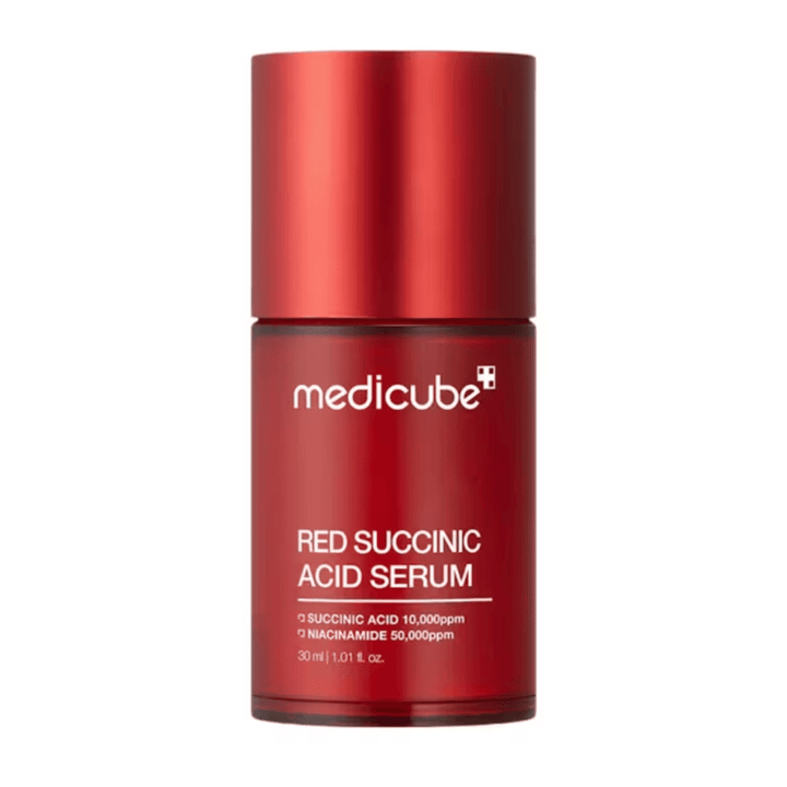 Medicube Sérum à l'acide succinique rouge dans une élégante bouteille rouge avec texte indiquant une teneur en acide succinique de 10 000 ppm et en niacinamide de 50 000 ppm, 30 ml. Conçu pour les peaux sujettes à l'acné et le soin des pigments.