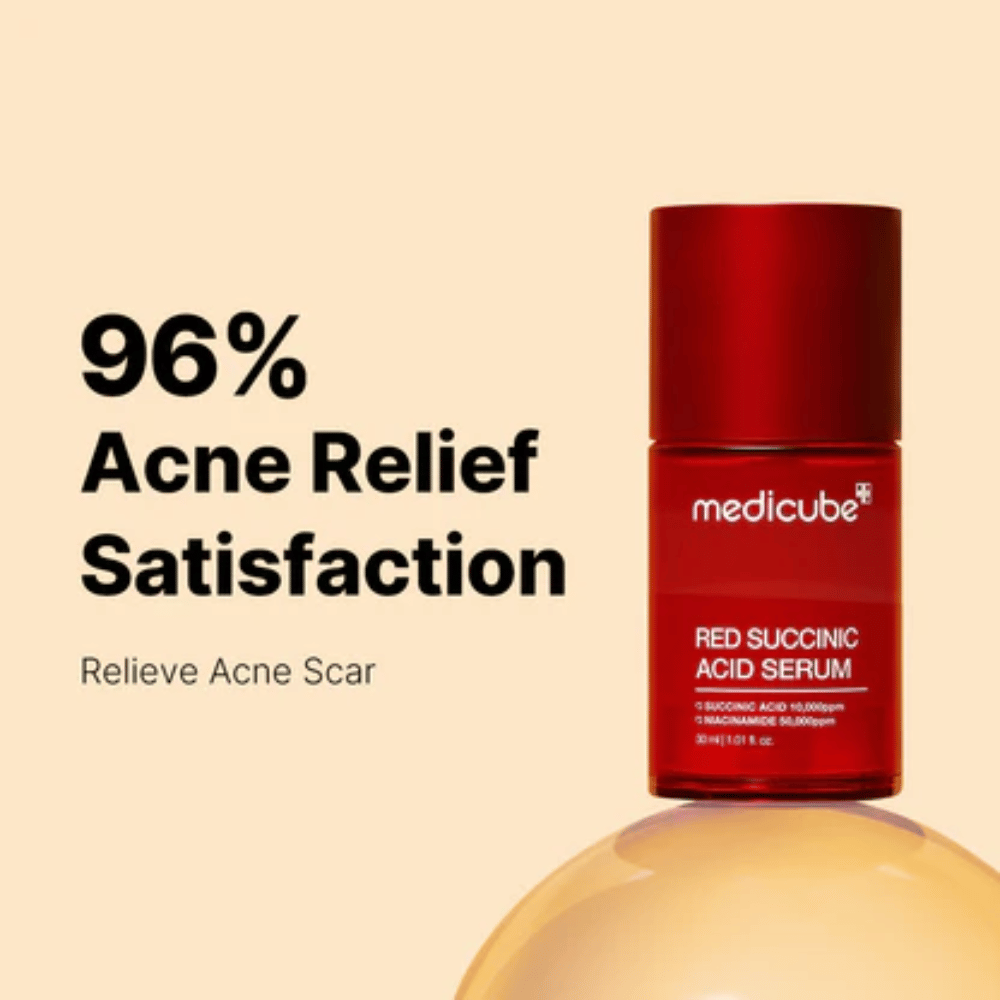 Medicube Sérum à l'acide succinique rouge dans un flacon pompe rouge, présenté sur un fond beige avec le texte "96% Satisfaction de soulagement de l'acné". Le produit est conçu pour réduire les cicatrices d'acné et apaiser la peau.