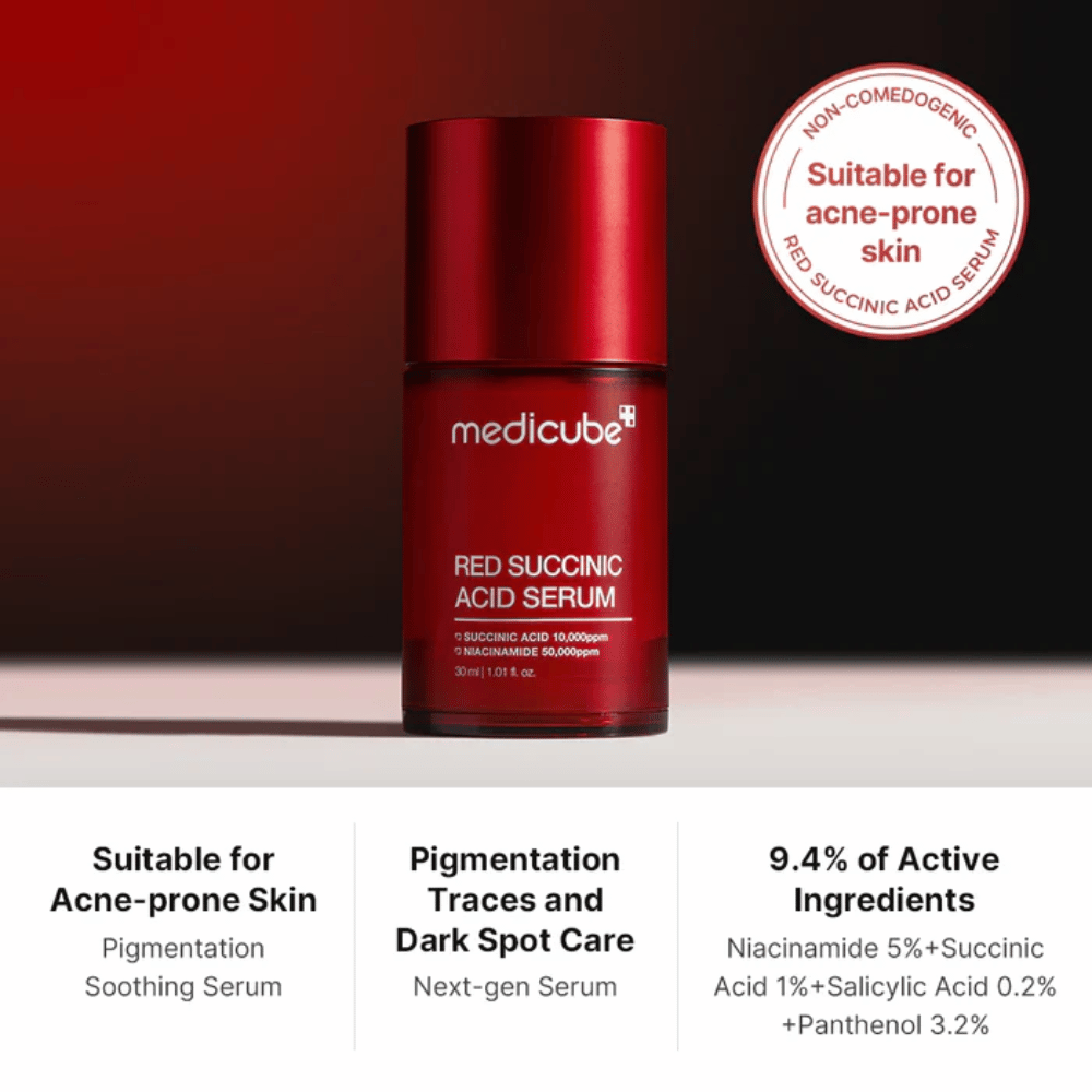 Medicube Sérum à l'acide succinique rouge dans un flacon pompe rouge, conçu pour les peaux sujettes à l'acné. Contient 5 % de niacinamide, 1 % d'acide succinique, 0,2 % d'acide salicylique et 3,2 % de panthénol pour réduire les taches pigmentaires et apaiser la peau.