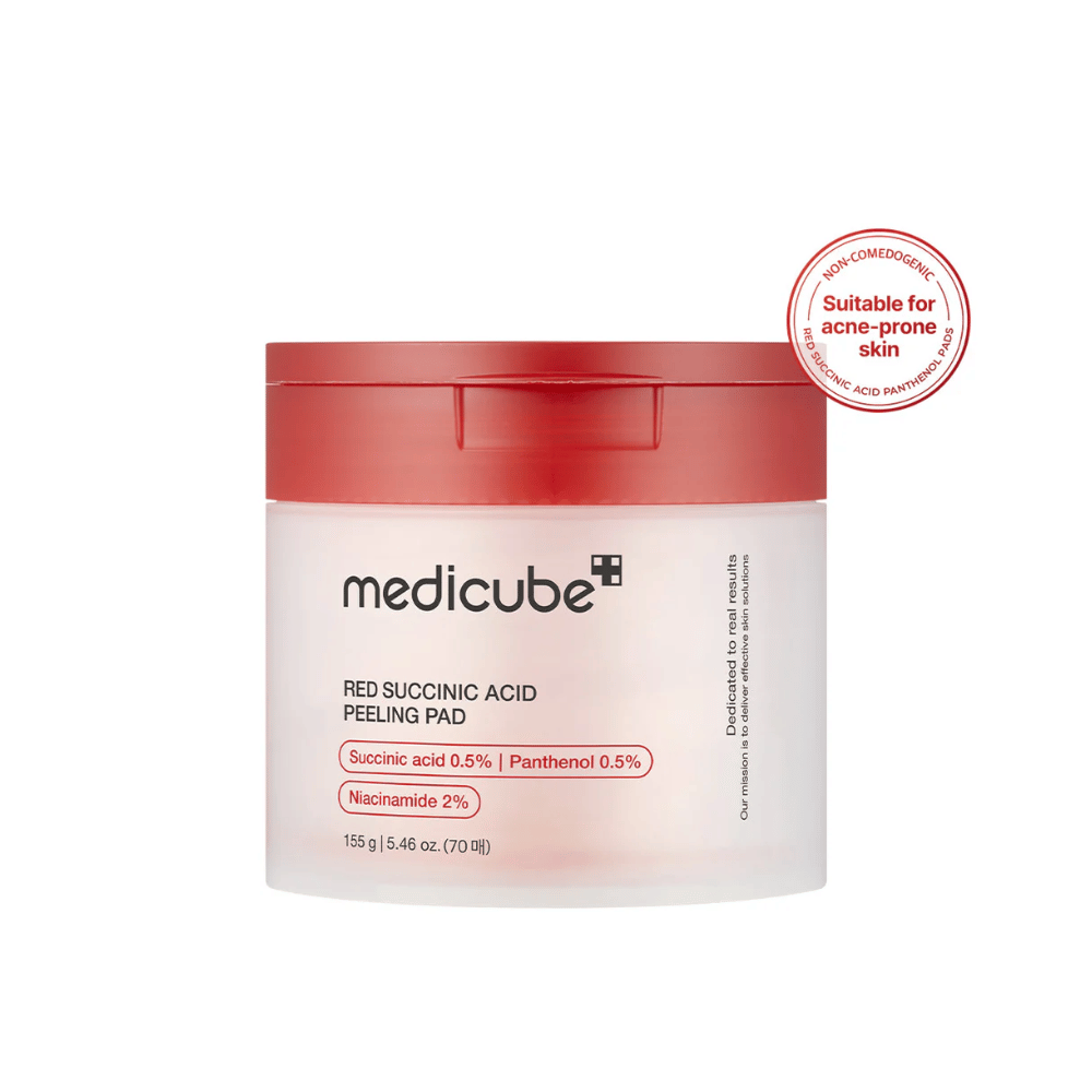Medicube Red Succinic Acid Peeling Pad dans un pot blanc avec un couvercle rouge, conçu pour les peaux sujettes à l'acné. Contient de l'acide succinique, du panthénol et de la niacinamide pour améliorer la texture de la peau et offrir une exfoliation douce. Formule non comédogène.