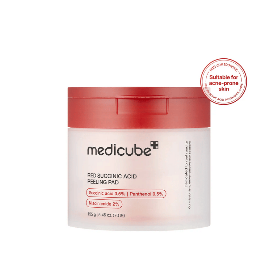 Medicube Red Succinic Acid Peeling Pad dans un pot blanc avec un couvercle rouge, conçu pour les peaux sujettes à l'acné. Contient de l'acide succinique, du panthénol et de la niacinamide pour améliorer la texture de la peau et offrir une exfoliation douce. Formule non comédogène.