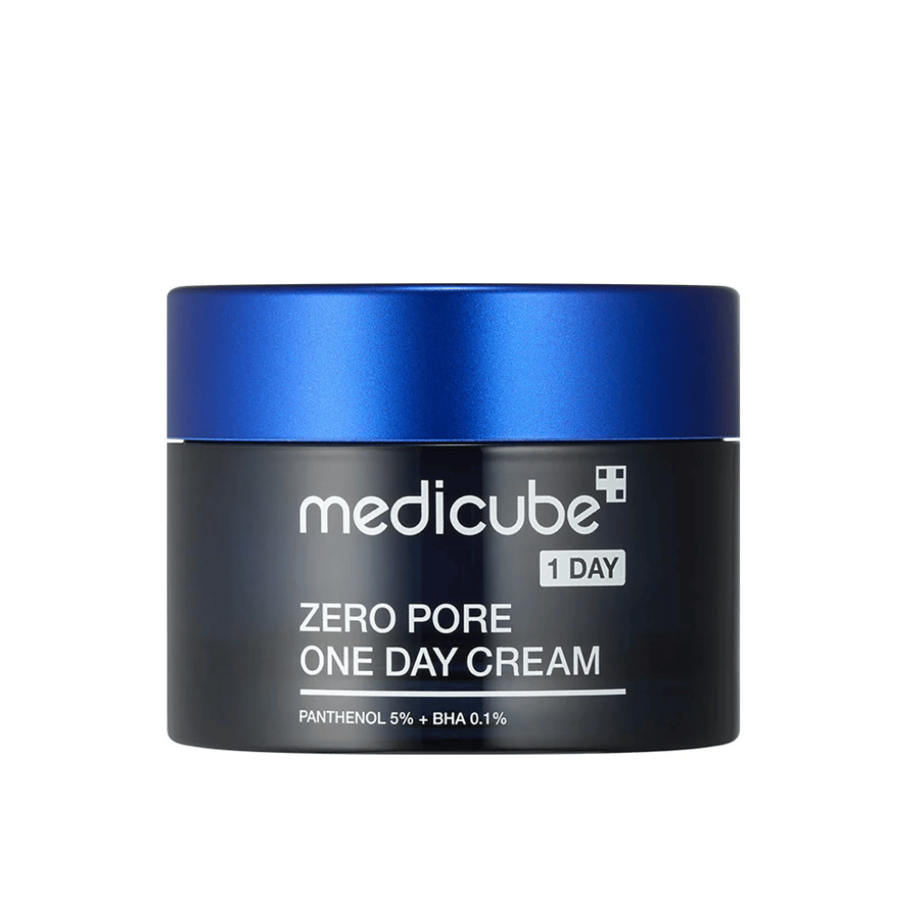 Medicube Zero Pore One Day Cream dans un pot noir élégant avec un couvercle bleu. Contient 5 % de panthénol et 0,1 % de BHA pour réduire la taille des pores et améliorer la texture de la peau. Parfait pour une utilisation quotidienne pour une peau plus lisse et plus claire.