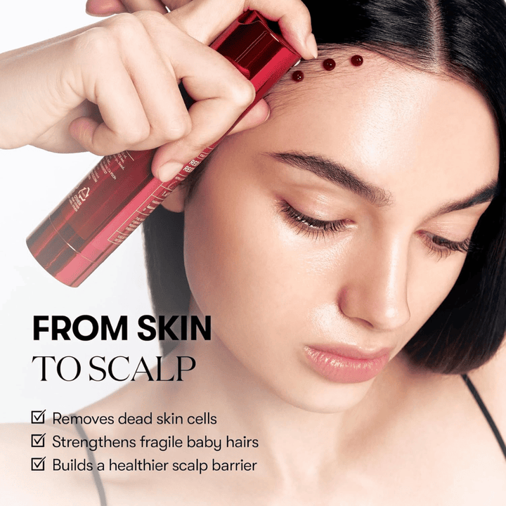 VT Cosmetics Red Booster Reedle Shot 100 est appliqué le long de la racine des cheveux et sur le cuir chevelu pour exfolier les cellules mortes de la peau, renforcer les cheveux de bébé et améliorer la barrière du cuir chevelu.