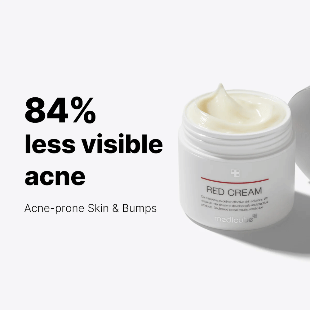 Pot blanc ouvert avec medicube Red Cream, une crème pour les peaux sujettes à l'acné – montre une réduction de 84 % de l'acné visible selon le texte de l'image.