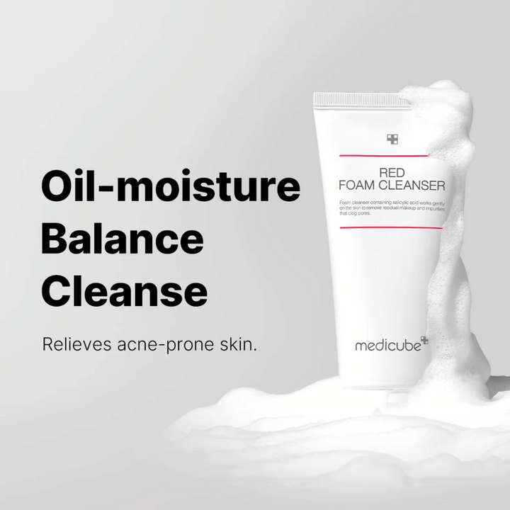 Tube avec Medicube Red Foam Cleanser debout parmi la mousse moussante. Le texte "Oil-moisture Balance Cleanse" est affiché à gauche, avec la description "Relieves acne-prone skin" en dessous. Le fond est gris clair.