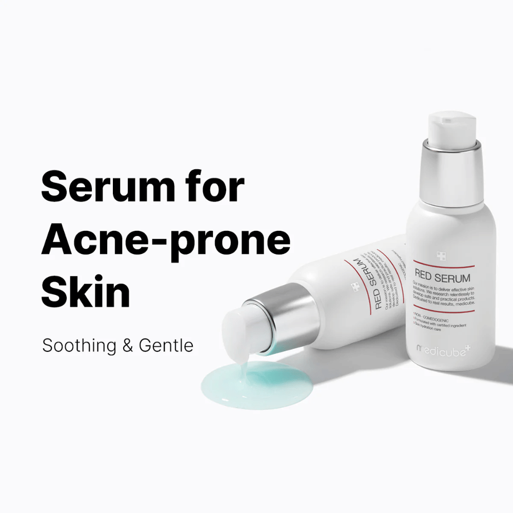medicube Red Serum 2.0 – sérum apaisant dans un flacon pompe blanc avec une formule bleuâtre, spécialement développé pour les peaux sujettes à l'acné.