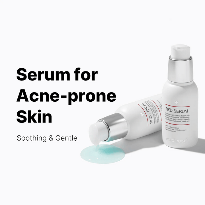 medicube Red Serum 2.0 – sérum apaisant dans un flacon pompe blanc avec une formule bleuâtre, spécialement développé pour les peaux sujettes à l'acné.