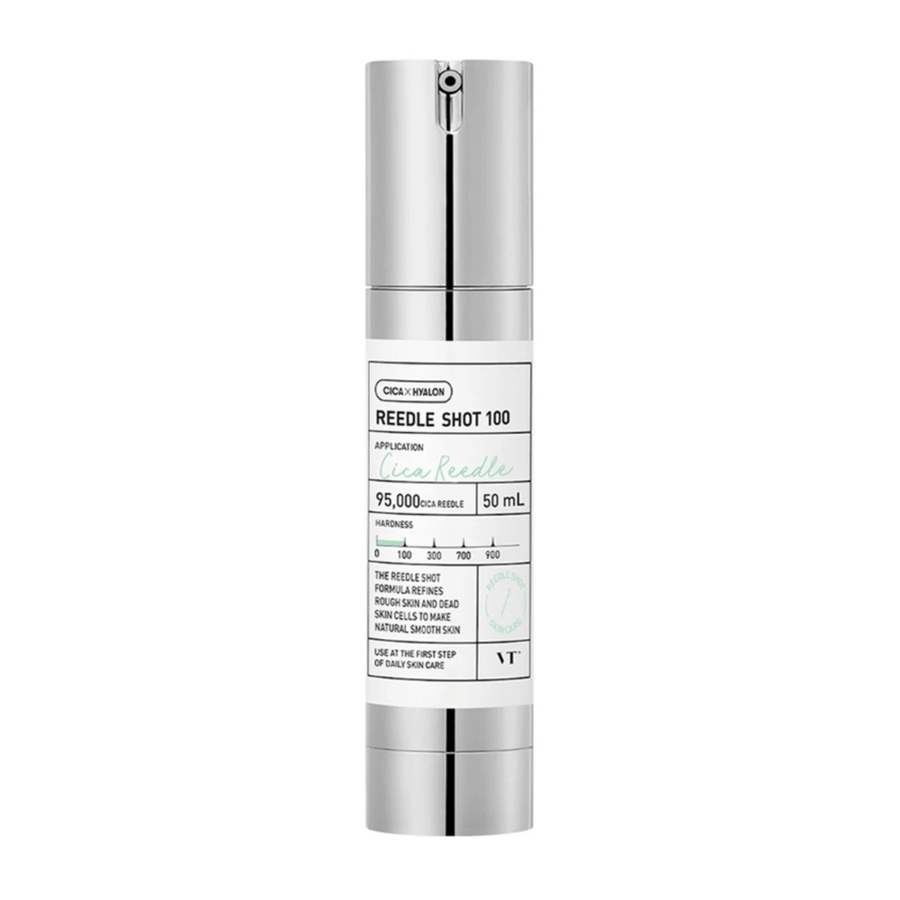 La bouteille avec Reedle Shot 100 est posée sur un fond blanc. Le produit a un flacon pompe élégant de couleur argentée avec un marquage clair et des informations sur le contenu, qui contient 95 000 Cica Reedle. Il est conçu pour lisser et améliorer la texture de la peau.