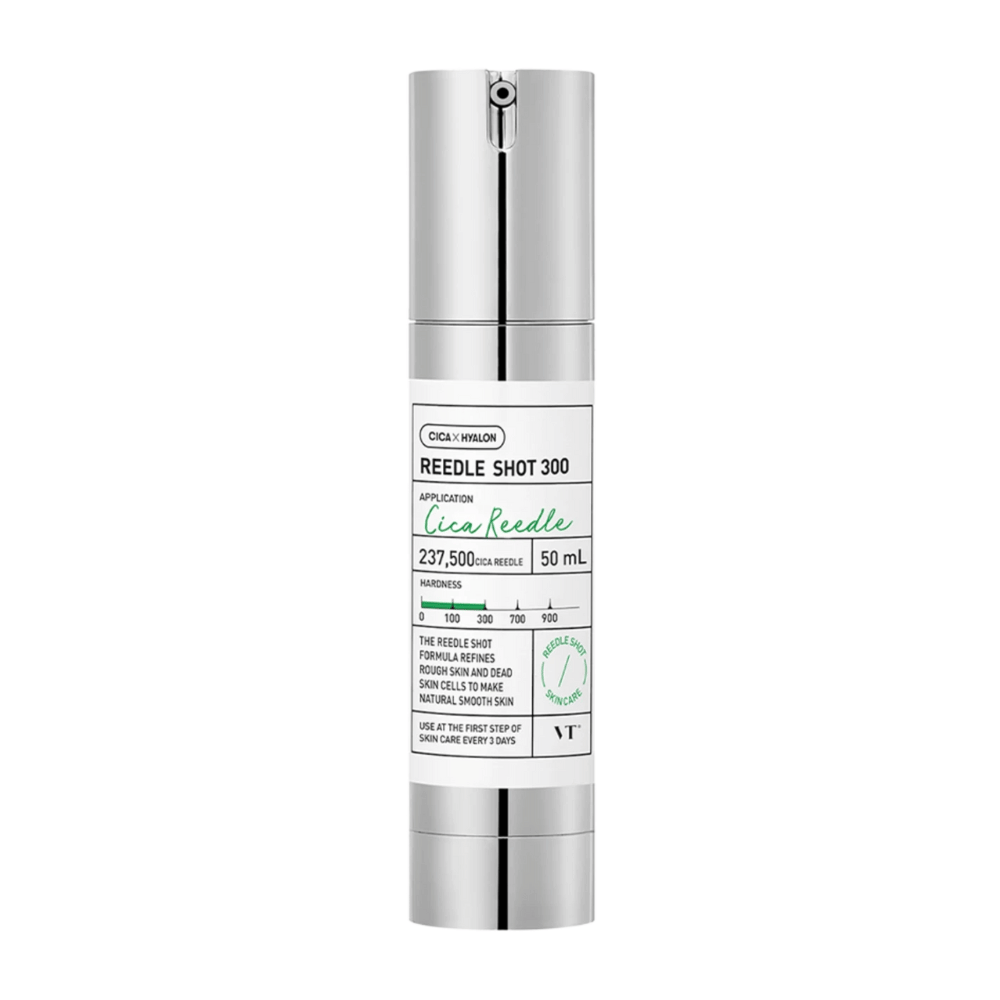Reedle Shot 300 est un produit de soin de la peau moderne dans une bouteille argentée et blanche. Il contient 237 500 Cica Reedle et est destiné à améliorer la texture et l'hydratation de la peau. Le produit est conçu pour une utilisation quotidienne et est recommandé comme première étape de la routine de soins de la peau.