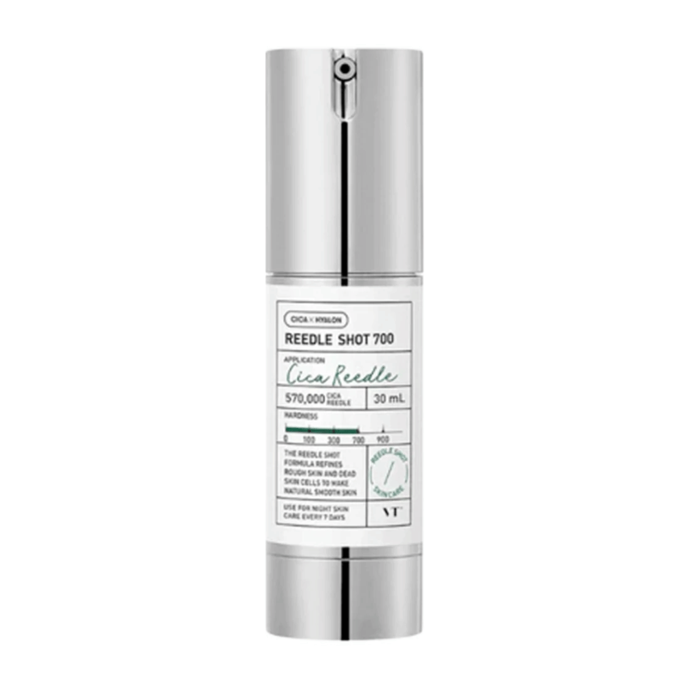 Reedle Shot 700 est un sérum de soin de la peau dans un flacon argenté et blanc élégant. Contient 570 000 Cica Reedle, conçu pour hydrater et affiner la peau. Parfait pour une utilisation nocturne, c'est une partie importante de votre routine quotidienne de soins de la peau.
