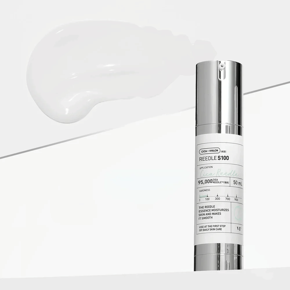 Une bouteille avec Reedle Shot 100 est posée sur un fond blanc. Le produit est emballé dans un design élégant, argenté et blanc avec des informations sur l'utilisation et les caractéristiques. À côté de la bouteille se trouve une substance crémeuse et blanche qui montre la consistance du produit.