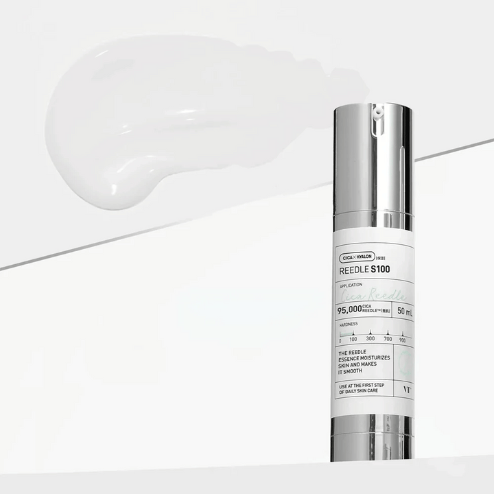 Une bouteille avec Reedle Shot 100 est posée sur un fond blanc. Le produit est emballé dans un design élégant, argenté et blanc avec des informations sur l'utilisation et les caractéristiques. À côté de la bouteille se trouve une substance crémeuse et blanche qui montre la consistance du produit.
