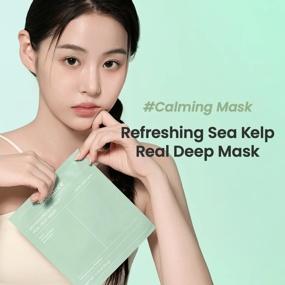 Femme avec une peau fraîche tenant un Refreshing Sea Kelp Real Deep Mask. Un masque facial apaisant et hydratant avec des algues pour une peau radieuse et équilibrée.