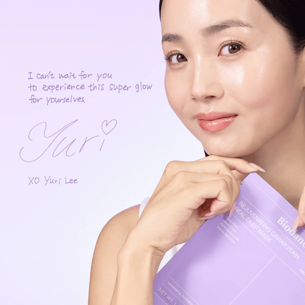 Biodance Rejuvenating Caviar PDRN Real Deep Mask – modèle avec effet glow tenant l'emballage violet sheet mask contre un fond lumineux