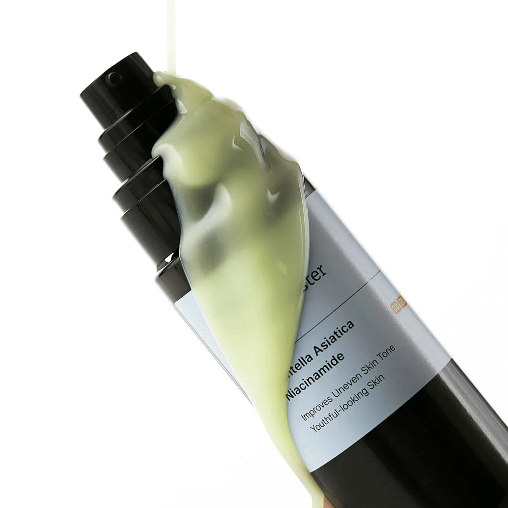 Gros plan sur Meditherapy Retinal Skin Booster Serum avec une formule jaune-verte qui coule sur le flacon - un mélange actif de rétinal, niacinamide et centella.