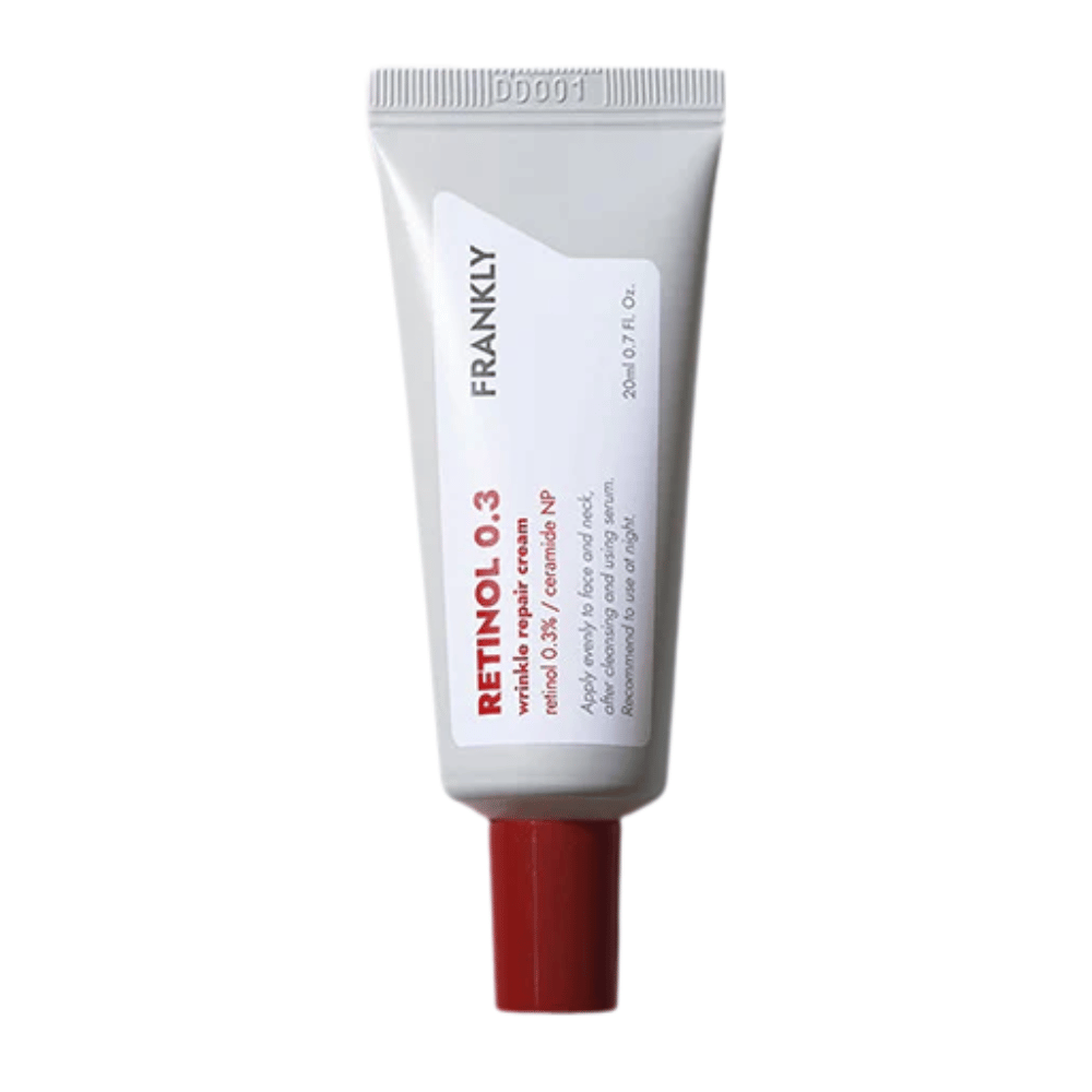 FRANKLY Retinol 0.3 Cream en tube blanche avec bouchon rouge. Une crème anti-âge avec 0,3 % de rétinol et céramide NP pour une peau plus ferme et plus lisse.