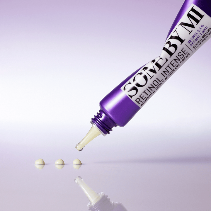 SOME BY MI Retinol Intense Eye Cream est appliqué à partir d'un tube violet – anti-âge crème contour des yeux avec rétinol contre les ridules et la peau fatiguée.