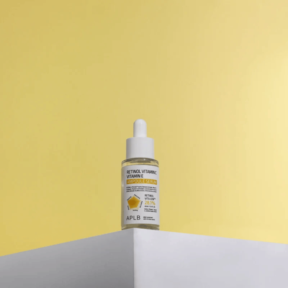 APLB Retinol Vitamin C Vitamin E Ampoule Serum 40 ml sur piédestal blanc