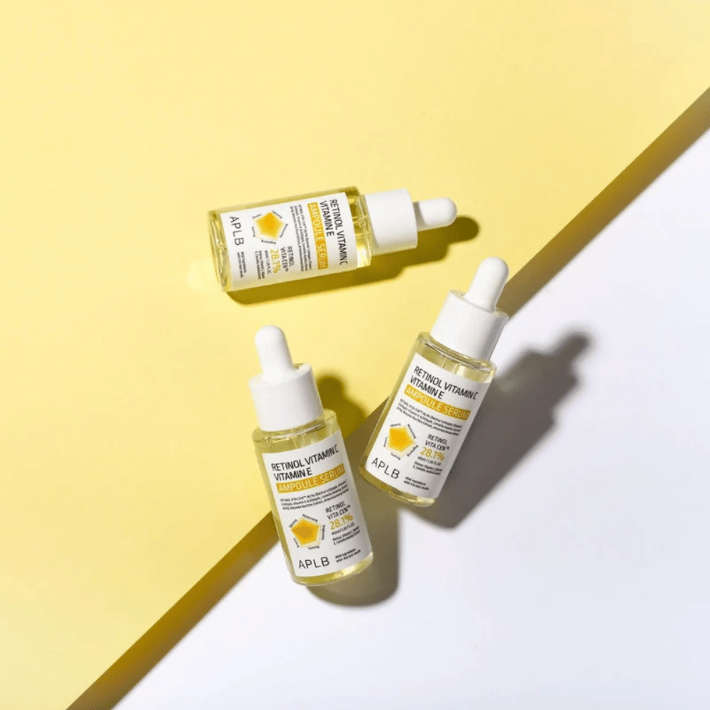 APLB Retinol Vitamin C Vitamin E Ampoule Serum sur fond jaune et blanc
