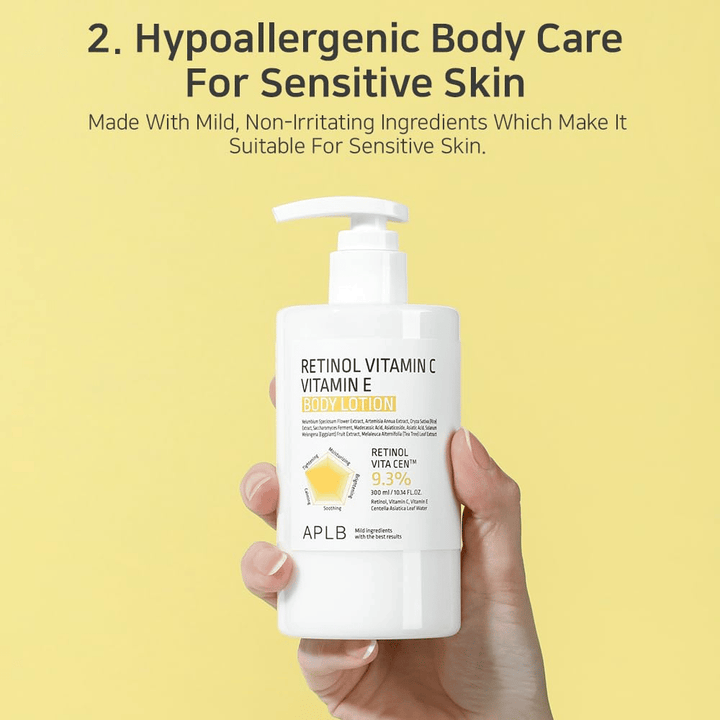 Une main tient un flacon-pompe blanc sur fond jaune. Le texte souligne que le produit est hypoallergénique et convient aux peaux sensibles, avec des ingrédients doux et non irritants.