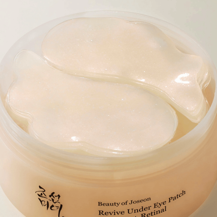 Vue d'ensemble de Beauty of Joseon Revive Under Eye Patch en pot avec plusieurs patchs en gel, soin des yeux coréen pour la sécheresse, les ridules et la peau fatiguée autour des yeux.