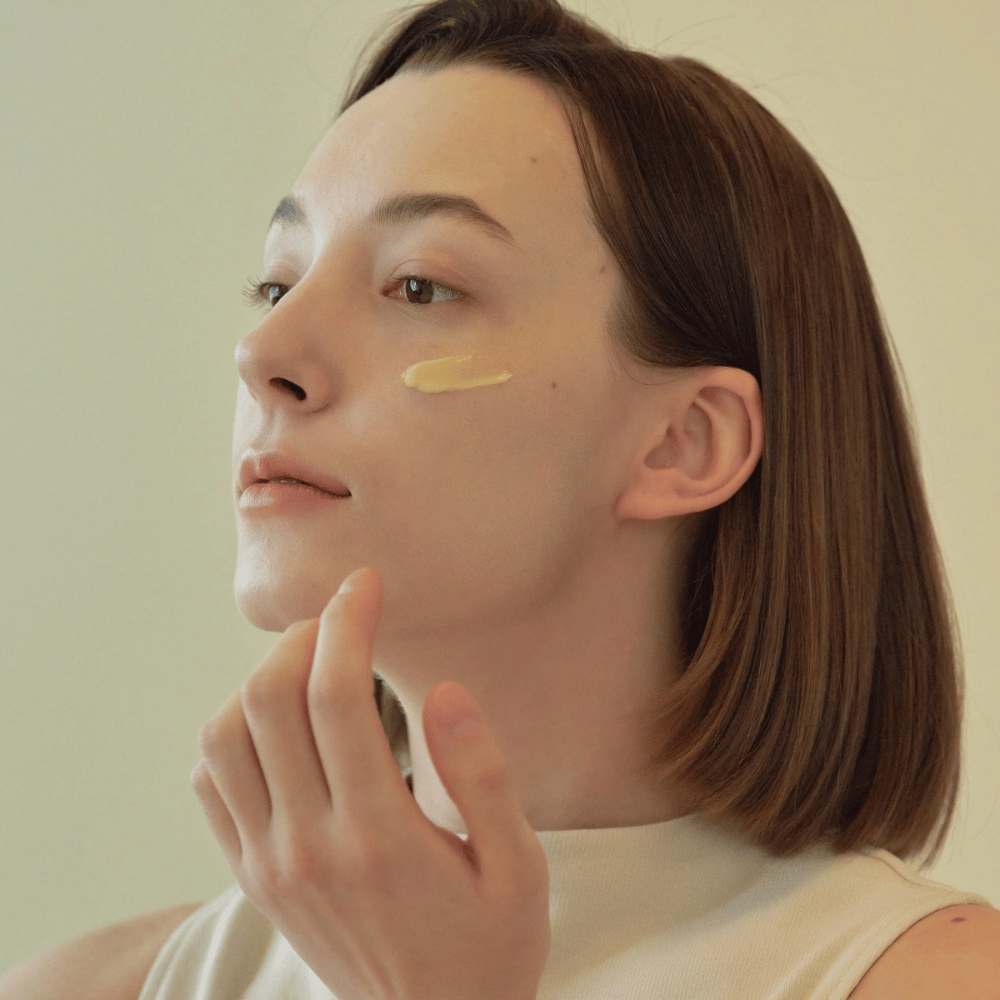 image d'un modèle appliquant Beauty of Joseon Revive Eye Serum sous l'œil – sérum anti-âge avec ginseng et rétinal.