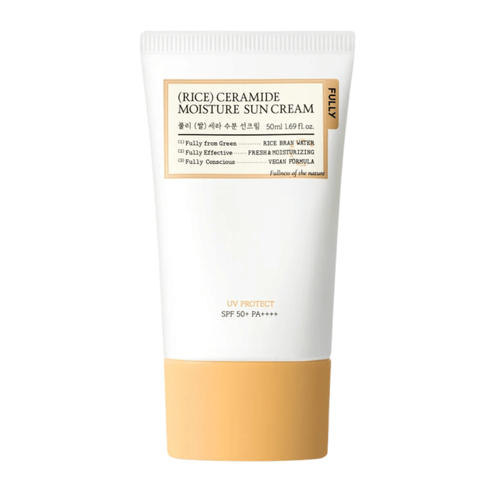 Image produit détourée de FULLY Rice Ceramide Moisture Sun Cream au design minimaliste et élégant dans des toner visage blancs et beiges. L’emballage donne une impression propre, adoucissante et respectueuse de la peau avec une protection SPF 50+ PA++++.
