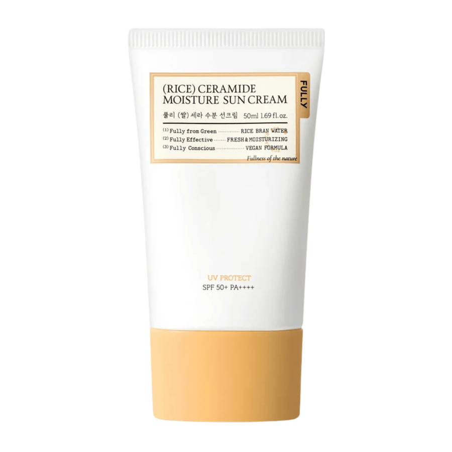 Image produit détourée de FULLY Rice Ceramide Moisture Sun Cream au design minimaliste et élégant dans des toner visage blancs et beiges. L’emballage donne une impression propre, adoucissante et respectueuse de la peau avec une protection SPF 50+ PA++++.