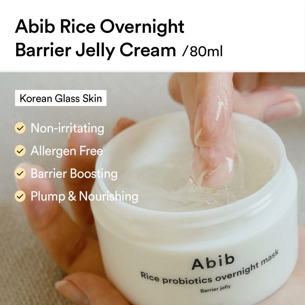 Une main plonge un doigt dans Abib Rice Probiotics Overnight Mask - une crème gélifiée présentée comme non irritante, sans allergènes, renforçant la barrière cutanée et profondément nourrissante.