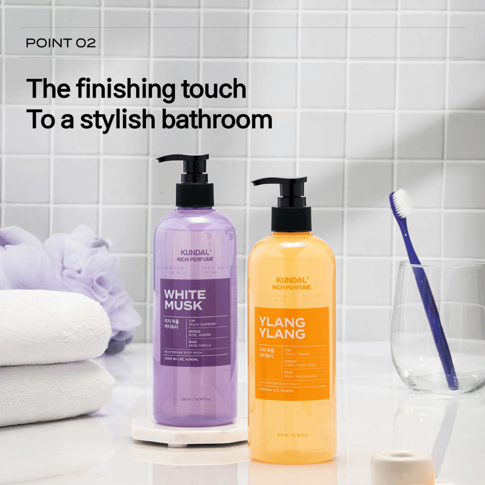 3. KUNDAL Rich Perfume Body Wash White Musk & Ylang Ylang – deux gels douche dans un environnement de salle de bain élégant