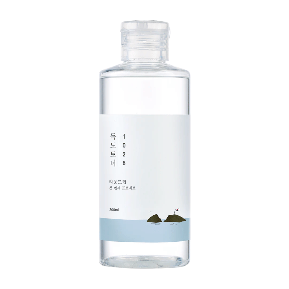 Une bouteille ouverte Round Lab 1025 Dokdo Toner avec un design simple et un thème marin, sur fond blanc.